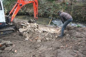 Baggereinsatz und Spitzhacke (Foto: H.Rattenholl)