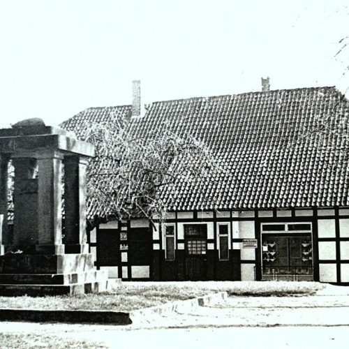 Blick auf den Kirchplatz, im Hintergrund das Ladengeschäft Sickendiek, ca. 1935, (Verwendung bedarf Genehmigung des Heimatvereins)