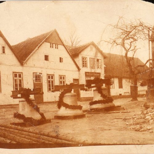 Neue Kirchenglocken vor ihrem Einbau, Datierung unbekannt, (Verwendung bedarf Genehmigung des Heimatvereins)